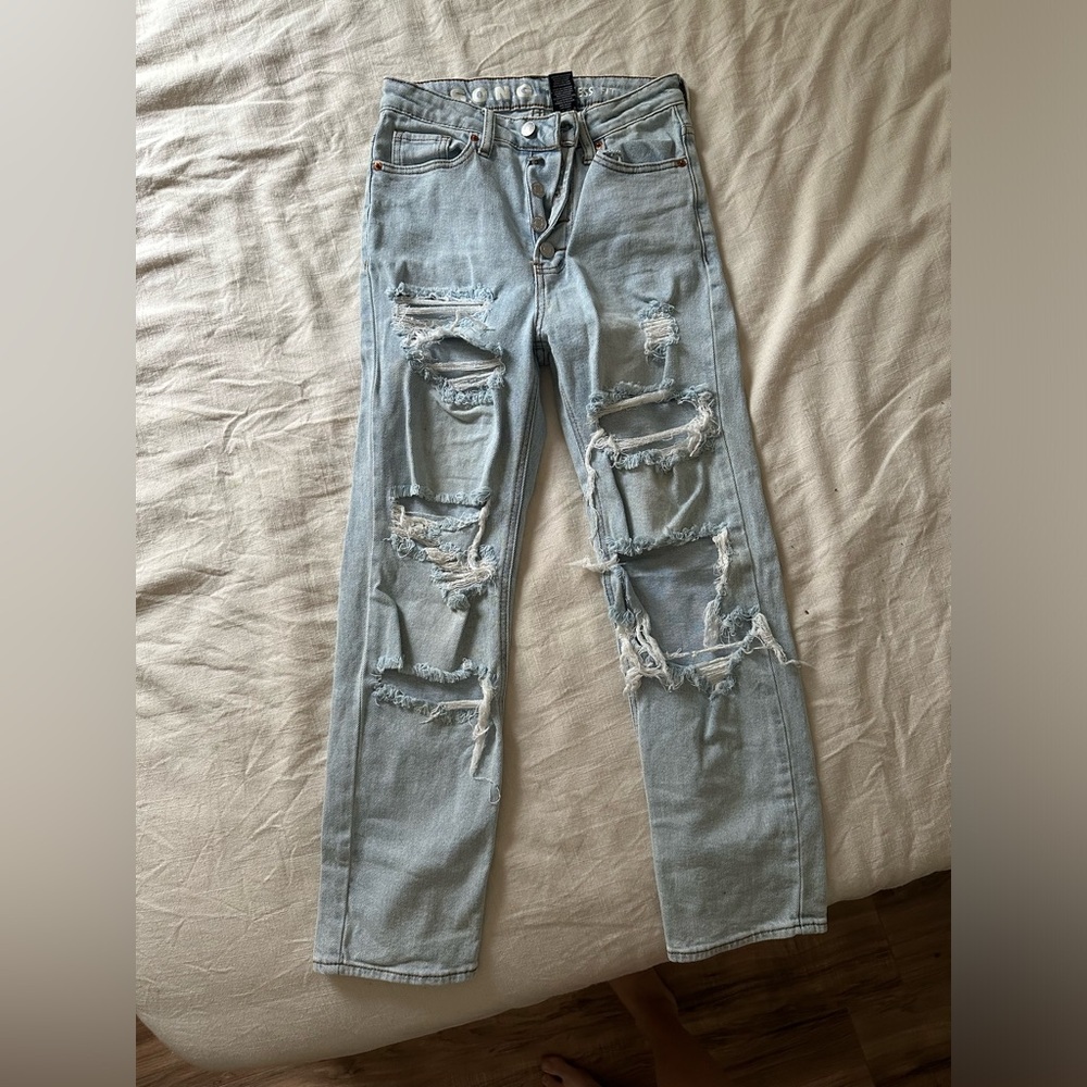 Distressed High Waisted Jean